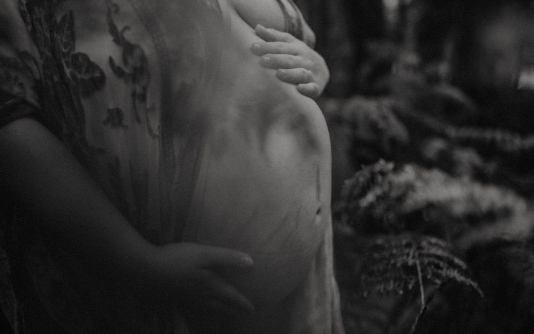 Embracing Every Curve: A Maternity Photoshoot Celebration of Body Positivity – Alderley Edge